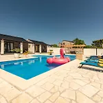 Unique V With Large Pool Βίλα