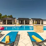 Unique V With Large Pool Βίλα