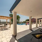 Βίλα Unique V With Large Pool