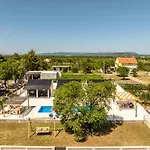 Unique V With Large Pool *