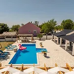 Unique V With Large Pool Villa Podgrade (Zadar)