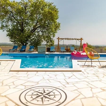 Unique V With Large Pool Vila *