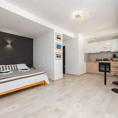 Unique V With Large Pool Vila *