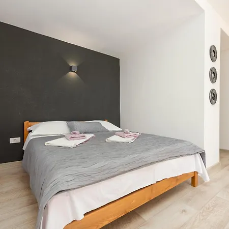 Unique V With Large Pool *