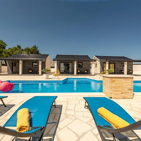 Unique V With Large Pool Villa