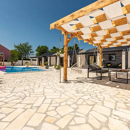 Unique V With Large Pool Villa Benkovac
