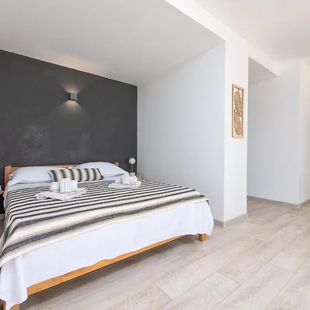 Unique V With Large Pool Vila