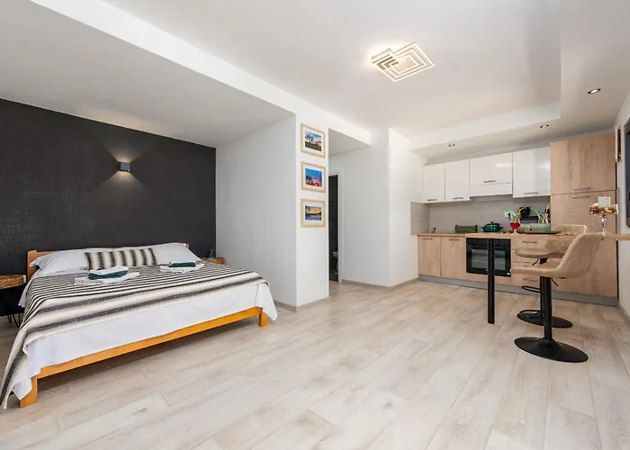 Unique V With Large Pool Vila *