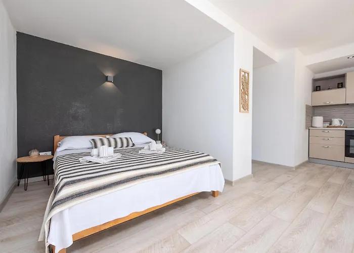 Unique V With Large Pool Vila